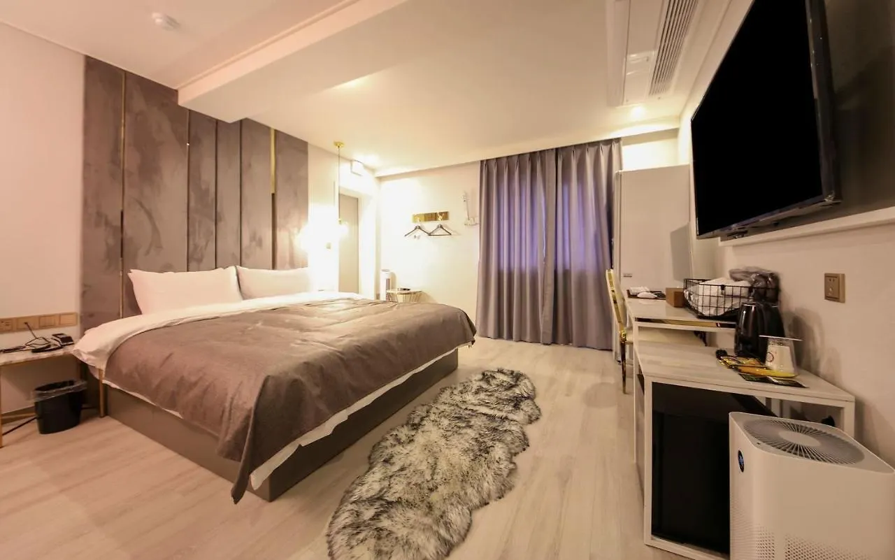 1954 Hotel Busan