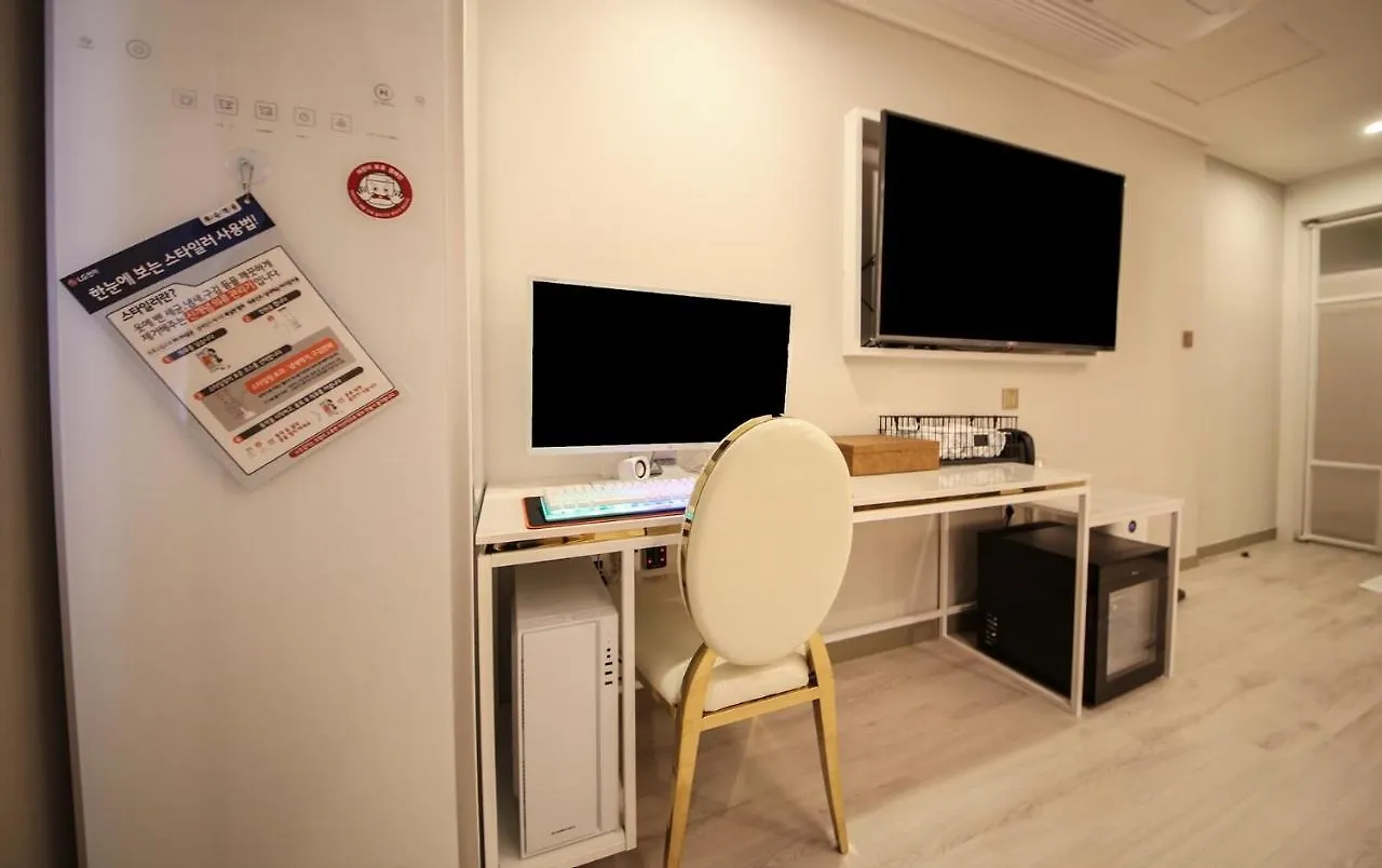 1954 Hotel Busan